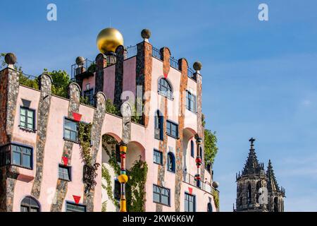 Facciata dell'opera architettonica d'arte Cittadella verde e Cattedrale di Magdeburgo, Hundertwasser House, Magdeburgo, Sassonia-Anhalt, Germania, Europa Foto Stock