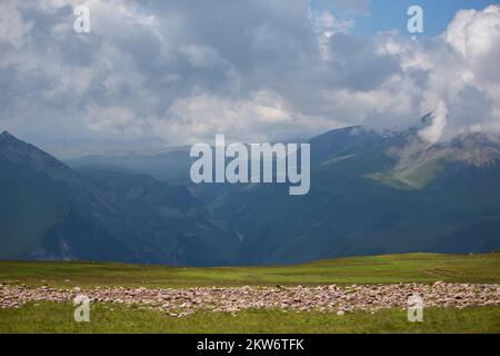 Paesaggio montano cupo in nuvole scure. Foto Stock