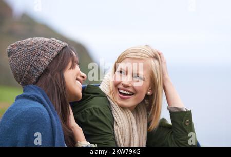 Momenti amati con il mio migliore amico. Due giovani donne che siedono insieme fuori. Foto Stock