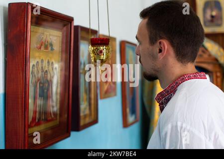 Bielorussia, città di Gomil, 19 settembre 2019. Villaggio Church.Portrait di un ucraino o bielorusso in una camicia ricamata sullo sfondo di Foto Stock
