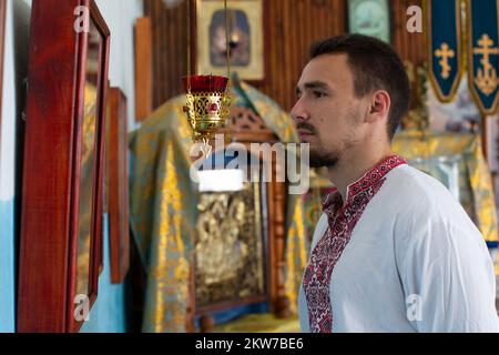 Bielorussia, città di Gomil, 19 settembre 2019. Villaggio Church.Portrait di un ucraino o bielorusso in una camicia ricamata sullo sfondo di Foto Stock
