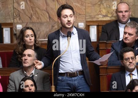 Il deputato Damien Maudet partecipa alla sessione di interrogazioni al Governo presso l'Assemblea Nazionale Francese, il 29 novembre 2022 a Parigi, Francia. Foto di David Niviere/ABACAPRESS.COM Foto Stock