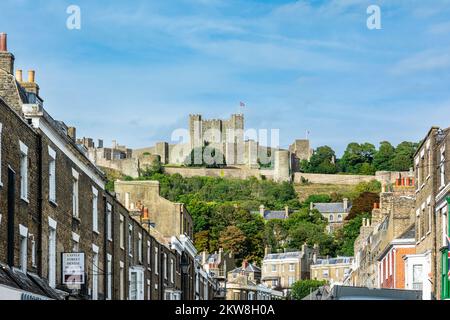 Dover, Inghilterra, Regno Unito - 27 agosto 2022 : Vista del Castello di dover da Castle Street Foto Stock