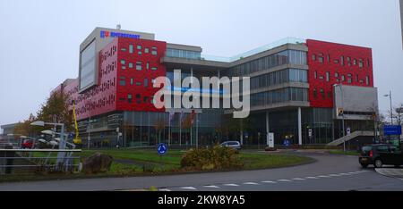 Amersfoort, Paesi Bassi - Nov 28 2022 l'Università delle Scienze applicate di Utrecht ha un edificio moderno di colore rosso luminoso ad Amersfoort. Questo pezzo moderno di Foto Stock