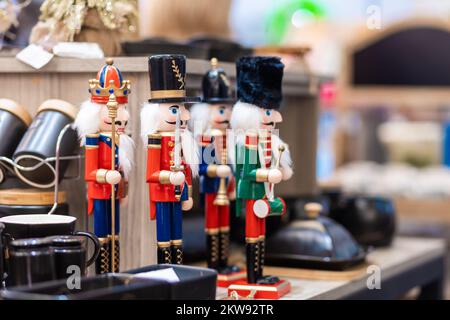 Fiere di Natale. Primo piano di giocattoli artigianali nutcracker in stalla. Inverno vacanze tradizionali e decorazioni. Foto Stock