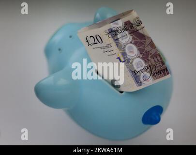 File foto datata 06/01/15 di denaro in una banca piggy, come più persone con risparmi in eccesso detenuti in contanti potrebbe essere incoraggiato a spostare il loro denaro in azioni e azioni ISA, come risultato di proposte per rendere la consulenza finanziaria più facile da accedere. Foto Stock