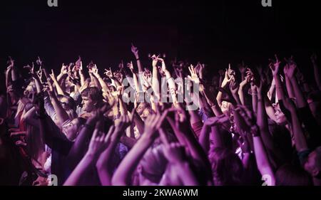 Catturato nell'atmosfera da concerto. una folla ad un concerto di musica. Foto Stock