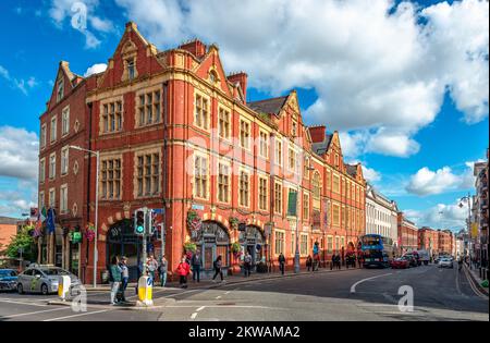 Antico edificio vittoriano in mattoni rossi sulla via Lord Edward, Dublino, Housing Harding Hotel e Cooper Alley Bistro. Foto Stock