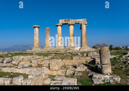 Corinto, Grecia - 8 novembre, 2022: Vista del Tempio di Apollo nell'antica Corinto nel sud della Grecia Foto Stock