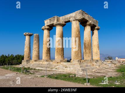 Corinto, Grecia - 8 novembre, 2022: Vista del Tempio di Apollo nell'antica Corinto nel sud della Grecia Foto Stock