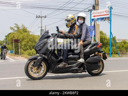 BANGKOK, THAILANDIA, 01 2022 GIUGNO, la coppia cavalca in moto su strada Foto Stock