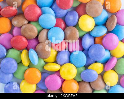 primo piano di caramelle multicolore ricoperte di zucchero al cioccolato Foto Stock