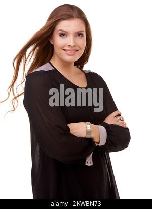 Lei emana solo fiducia. Ritratto di una giovane donna attraente in piedi con le braccia piegate. Foto Stock