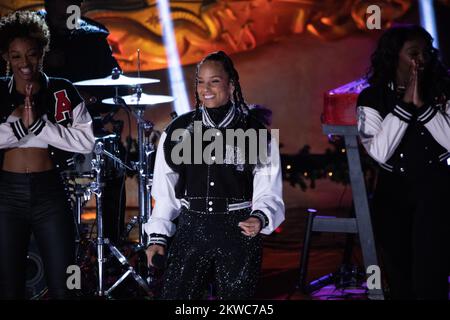 New York, Estados Unidos. 29th Nov 2022. Alicia Keys durante uno spettacolo al Rockerfeller Center, lo spettacolo è stato una preparazione per la cerimonia di apertura delle luci del Rockerfeller albero di Natale a New York, 29 novembre 2022 (Foto: Vanessa Carvalho) Credit: Brazil Photo Press/Alamy Live News Foto Stock