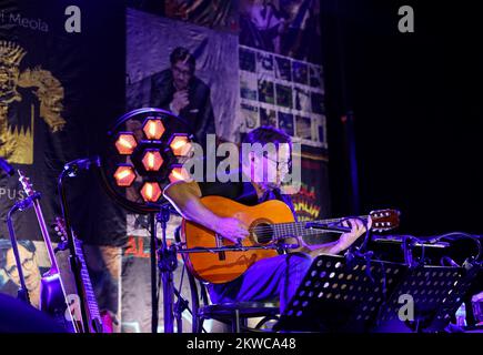 Cracovia, Polonia - 25 giugno 2022: Il Trio acustico al di Meola si esibisce dal vivo sul palco del Kijow.Center al Festival del Jazz estivo di Cracovia, Polonia Foto Stock