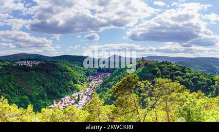 Punto panoramico con vista su Haardtrand e sulle rovine del monastero di Limburgo. Paesaggio vicino Bad Durkheim in Renania-Palatinato. Foto Stock