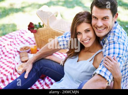 Provait pic-nic. Una giovane coppia felice godendosi un picnic nel sole estivo. Foto Stock