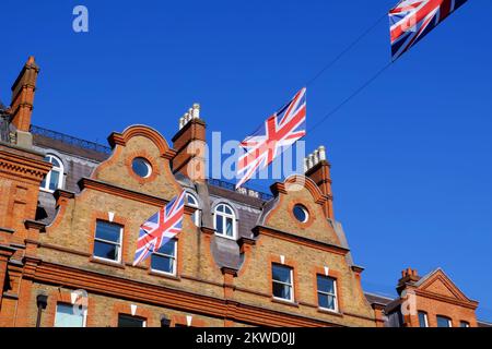 Regina Elisabetta II Platinum Jubilee: Banner Union Jack attraverso Sloane Street a Sloane Square, Chelsea, Londra, Inghilterra Foto Stock