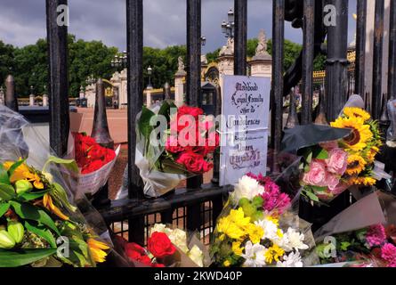 Morte della Regina Elisabetta II: Omaggi floreali e messaggi fuori Buckingham Palace la mattina dopo la sua morte, Londra, Inghilterra Foto Stock