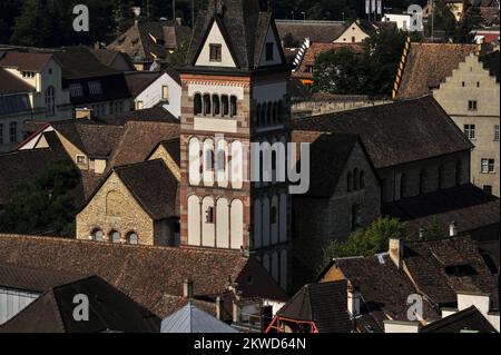 Torre romanica del Münsterkirche nel centro storico di Schaffhausen, nella Svizzera settentrionale. La torre fu costruita nel 1100s per l'ex monastero benedettino di tutti i Santi, sciolto nel 1524. La sua basilica parzialmente ricostruita è ora una cattedrale evangelica protestante riformata. Foto Stock