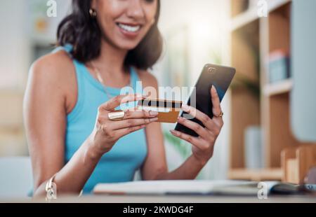 Shopping online, banca telefonica e carta di credito per investire, ordinare o acquistare corsi di formazione a distanza a casa. Mani di imprenditore freelance Foto Stock