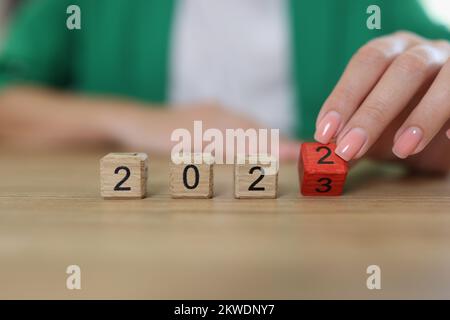 Primo piano di ribaltamento del blocco di cubo di legno cambia da 2022 a 2023. Foto Stock