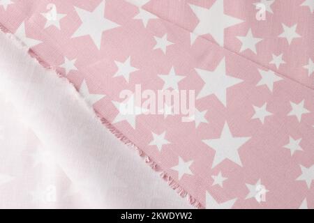 Tessuto rosa-bianco tagliato con diverse stelle come sfondo. Foto Stock