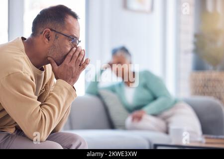 Pensare, il divorzio e la vecchia coppia con lo sforzo finanziario, i problemi di soldi o la lotta circa le fatture di ipoteca nel paese. Divorzio, depressione o vecchio frustrato Foto Stock