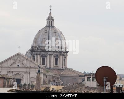 roma casa tetto e cupola della chiesa vista panoramica vista panoramica dettaglio di antenna satellitare e televisiva Foto Stock