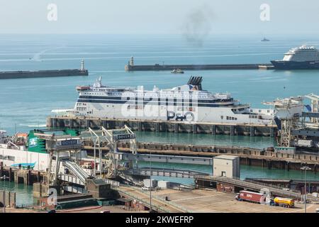 Porto di dover,dover,città,Kent,scogliere bianche,scogliere bianche di dover,con vista,Porto di dover,Kent,Inghilterra,inglese,costa,costa,Kent,GB,Gran Bretagna,Gran Bretagna,britannica,Regno Unito,Regno Unito,Europa,europea,agosto,estate, Foto Stock