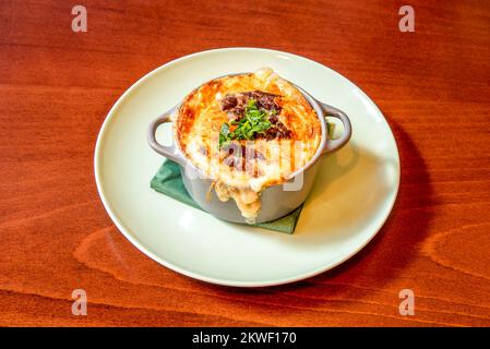 Stufato di manzo con verdure a base di brodo addensato con fariña di manioca accompagnato da riso bianco. Piatti tipici del nord-est brasiliano Foto Stock