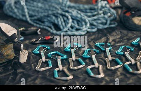 Sicurezza delle funi, arrampicata e attrezzature sportive di montagna roccia per essere sicuri e sicuri. Set di attrezzi sportivi zoom di moschettone un gancio attrezzi per un esterno Foto Stock