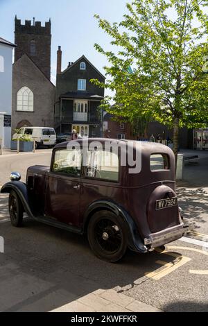 1935 registrato Austin 7 Ruby Maroon auto berlina classica vintage colorata ad Abergavenny, Monmouthshire, Galles, Regno Unito. La Austin Ruby 1935 costa £120,00. Foto Stock