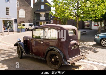 1935 registrato Austin 7 Ruby Maroon auto berlina classica vintage colorata ad Abergavenny, Monmouthshire, Galles, Regno Unito. La Austin Ruby 1935 costa £120,00. Foto Stock