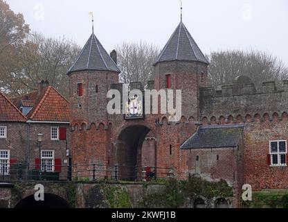 Parte del famoso Koppelpoort con lo stemma di Amersfoort, Paesi Bassi. Si tratta di una porta medievale della città, parte del vecchio muro difensivo. Foto Stock