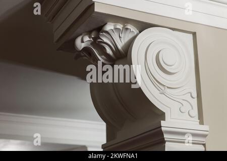 Interni dal design classico, portico bianco decorativo, primo piano Foto Stock