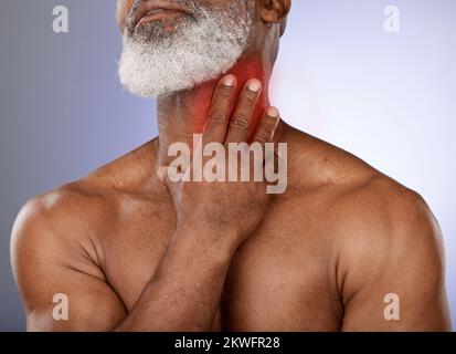 Uomo nero, dolore al collo maturo e dolente su sfondo studio con bagliore rosso astratto e 3D effetti speciali. Zoom, modello di età media e lesioni personali Foto Stock