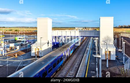 Stazione ferroviaria dell'Aeroporto di Inverness un treno Scotrail in piedi presso la nuova stazione Foto Stock