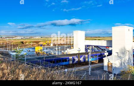 Inverness Airport Railway Station un treno Scotrail alla nuova stazione e l'aeroporto in lontananza Foto Stock