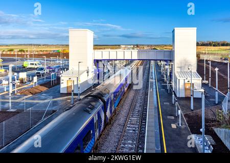 Stazione ferroviaria dell'aeroporto di Inverness un treno Scotrail che entra nella nuova stazione Foto Stock