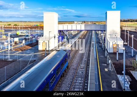 Inverness Airport Stazione ferroviaria Scotrail diesel treno che si avvicina alle nuove piattaforme Foto Stock