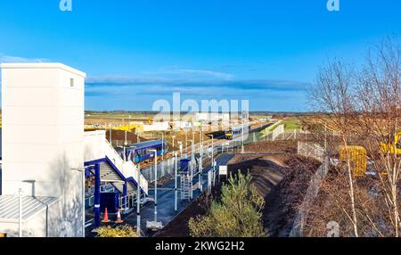 Inverness Airport Stazione ferroviaria Scotrail treno che si avvicina alle piattaforme e un treno in attesa Foto Stock