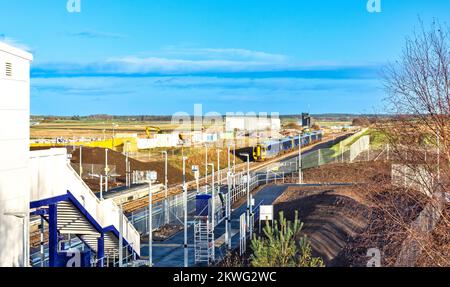 Stazione ferroviaria dell'aeroporto di Inverness treno Scotrail con partenza dalla nuova stazione Foto Stock