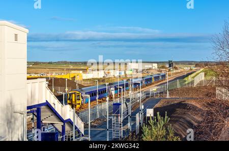 Stazione ferroviaria dell'aeroporto di Inverness treno Scotrail in partenza dalla nuova stazione verso Nairn Foto Stock