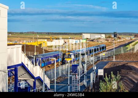 Stazione ferroviaria dell'aeroporto di Inverness i treni Scotrail si transitano vicino alle piattaforme Foto Stock