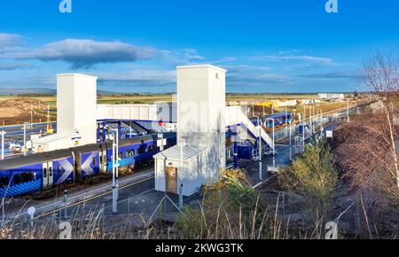 Stazione ferroviaria dell'Aeroporto di Inverness il treno Scotrail si trova presso la stazione di recente costruzione Foto Stock