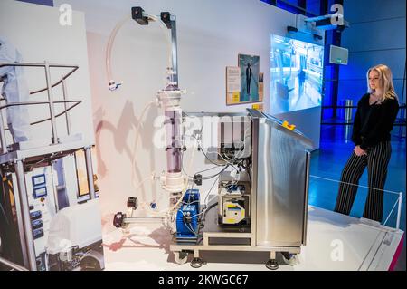 Londra, Regno Unito. 30th Nov 2022. Filtrazione e altre attrezzature utilizzate da Pfizer per la realizzazione del vaccino - iniettare speranza: La corsa per un vaccino COVID-19, una nuova mostra al Museo della Scienza. Esso esplora lo sforzo mondiale di sviluppare vaccini. Lo scopo è rendere visibile l'invisibile: Dall'esame del virus stesso alla scoperta del lavoro che ha reso possibili i vaccini. Tra i brani degli artisti Angela Palmer e Junko Mori che aiutano i visitatori a visualizzare il virus. Oltre 100 oggetti illustrano la risposta per limitare l'impatto. Credit: Guy Bell/Alamy Live News Foto Stock