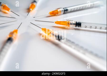 Siringhe su sfondo bianco sul tema della medicina e delle vaccinazioni Foto Stock