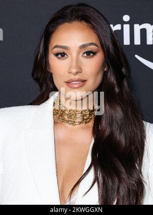 CENTURY CITY, LOS ANGELES, CALIFORNIA, USA - NOVEMBRE 29: L'attrice canadese e il modello Shay Mitchell indossando una tuta The Mannei con scarpe PIFERI e Tiffany and Co. Jewelry arriva al Los Angeles Premiere di "qualcosa da Tiffany's" di Amazon prime Video, tenutosi all'AMC Century City 15 a Westfield Century City il 29 novembre 2022 a Century City, Los Angeles, California, Stati Uniti. (Foto di Xavier Collin/Image Press Agency) Foto Stock