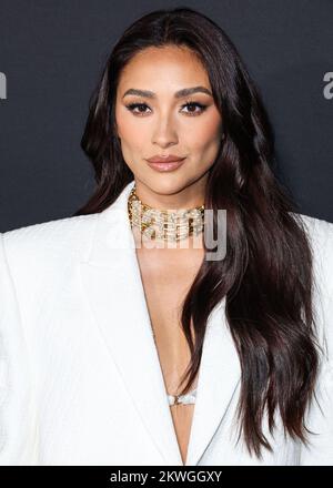 CENTURY CITY, LOS ANGELES, CALIFORNIA, USA - NOVEMBRE 29: L'attrice canadese e il modello Shay Mitchell indossando una tuta The Mannei con scarpe PIFERI e Tiffany and Co. Jewelry arriva al Los Angeles Premiere di "qualcosa da Tiffany's" di Amazon prime Video, tenutosi all'AMC Century City 15 a Westfield Century City il 29 novembre 2022 a Century City, Los Angeles, California, Stati Uniti. (Foto di Xavier Collin/Image Press Agency) Foto Stock